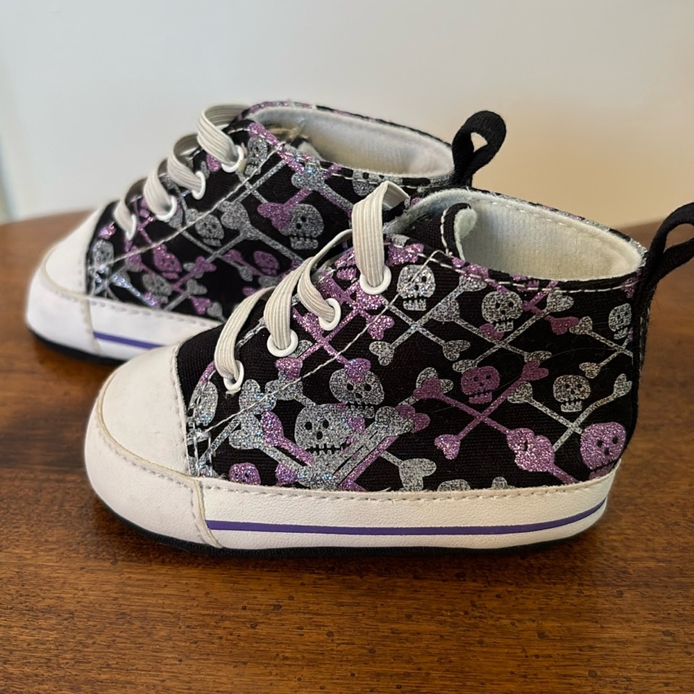 Girls 6-9 month crib shoes with glitter skulls